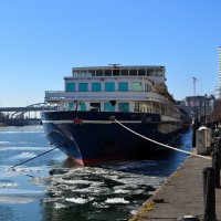 Ростов-на-Дону. Пассажирский теплоход «Тихий Дон» на зимней стоянке у причала Речного вокзала. :: Пётр Чернега