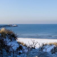 Снежный берег и бескрайнее Балтийское море :: Рита Симонова