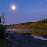 Лунный сентябрьский вечер на перекате реки Ухта. :: Николай Зиновьев