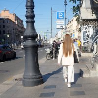 "Девушка по городу шагает..." :: zavitok *