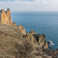 Крым. Горный массив Карадаг. Внизу в море арка "Золотые ворота" :: But684 Крым. Горный массив Карадаг. Внизу в море арка "Золотые ворота" :: But684