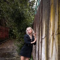 У стены :: Евгений Ермаков