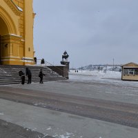 У входа в Собор Александра Невского :: Александр Синдерёв