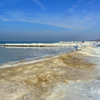 Пляж, захваченный Зимой :: Сергей Карачин