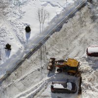 Уборка снега во дворе :: Татьяна Лютаева