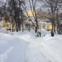 В верхнем парке чистят дорожки :: Galina Solovova