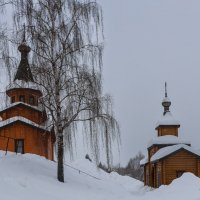 У церкви Троицы Живоначальной :: Александр Синдерёв