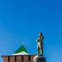 Памятники Чкалову, большой и маленький :: Александр Синдерёв