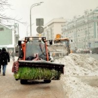 Борьба со снегом в столице. :: Татьяна Помогалова