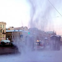 Снег, сброшенный  с крыши Гостиного двора :: Фотогруппа Весна