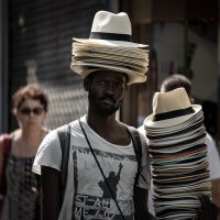 Из старых архивов:Продавец шляп в Антибах.Лето 2018 года :: Александр Из старых архивов:Продавец шляп в Антибах.Лето 2018 года :: Александр