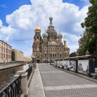 Еще не убраны ларьки..., еще храм Спаса без лесов... :: Евгений 