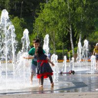 У фонтана :: Лариса С.