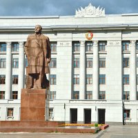 И Ленин - такой молодой, И юный Октябрь впереди! :: Михаил Курзанцев