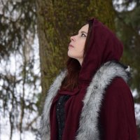 Девушка на фоне лесной тишины :: Мария Яковлева