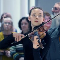 Сергей Андрияка и его дочери в Зарядье 5 марта :: Михаил Бибичков