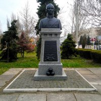 Керчь. Памятник Фёдору Фёдоровичу Ушакову. :: Пётр Чернега