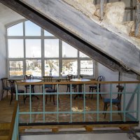 В колокольне на разных уровнях оборудованы зоны отдыха и кафешки :: Сергей Цветков