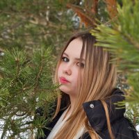 Девушка посреди еловых веток :: Мария Яковлева