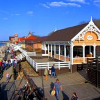 Деревянный променад вдоль кафе :: Сергей Карачин Деревянный променад вдоль кафе :: Сергей Карачин