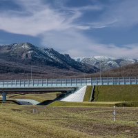 Еще в горах белеет снег :: Юрий Яловенко