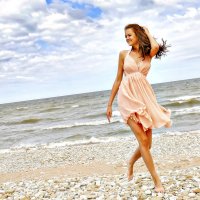 Девушка на берегу :: Игорь Парв Девушка на берегу :: Игорь Парв