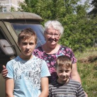 Тёплые моменты лета: моя мама с племянниками в Дубнево, 2012 год :: Джованни Луче