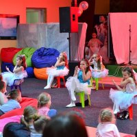 Девочки выступают, а мальчики зрители :: Александр Рыжов