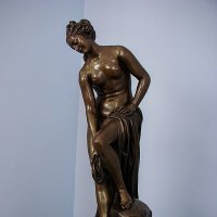 «Венера, снимающая сандалию» :: Анатолий Колосов