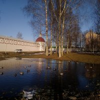 весенний вечер возле монастыря :: Сергей Кочнев