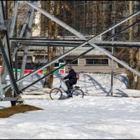 Весенний велосипедист :: Михаил Кобзев
