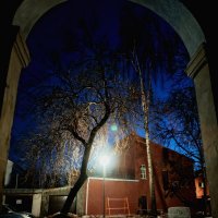 Утренний дворик. :: Vladimir Semenchukov