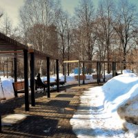 Март радует москвичей сияющим солнцем и удивительным теплом. :: Татьяна Помогалова