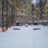 Снежный двор города :: Александр Синдерёв