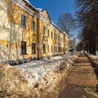 Весна на улице Просвещенской :: Александр Синдерёв