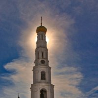 Колокольня монастыря в контровом свете :: Дмитрий Балашов