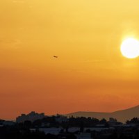 Закат над городом | Самолет на фоне солнца :: Рамиль Газизов