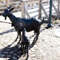 Скульптура Коза и козлёнок :: Александр Буторин