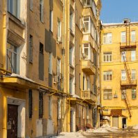 Старый городской двор в марте :: Александр Синдерёв