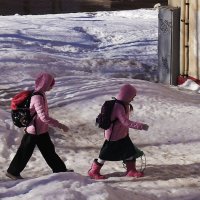 Март...Малыши торопятся из школы домой! :: Владимир 