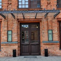 Парадный подъезд театра :: Анатолий Колосов