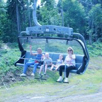 Семейный отдых на открытой канатной дороге, вероятно, на горном курорте в Сочи, например, «Роза Хуто :: Serega SchütZ