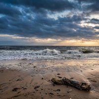 Тяжелые тучи над волной :: Лилия 