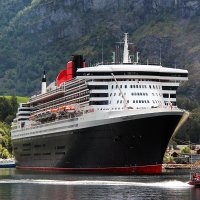 Океанский лайнер «Queen Mary 2» у причала в Норвегии :: Сергей Сомихин