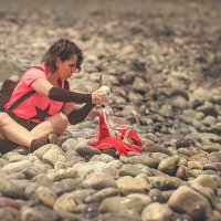 Творческий миг у кромки воды :: Svetlana Galvez