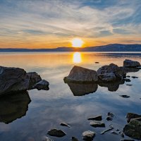 Магия озера на закате,дрожка света и отражение камней. :: Алексей Мезенцев
