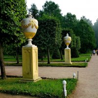 Петергоф. Нижний парк, вазоны на аллее :: Сергей Кочнев