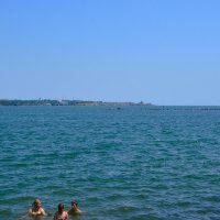 Керчь. Керченский пролив летом (вид с набережной сквера "Монетка"). :: Пётр Чернега Керчь. Керченский пролив летом (вид с набережной сквера "Монетка"). :: Пётр Чернега