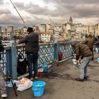 Рыбаки  на Галатском мосту :: skijumper Иванов