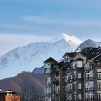 Гора Казбек (5054 м, потухший вулкан).  Дальность до вершины по прямой 30 км. :: Олег Стасенко